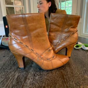 Bobbi Blu Brown Veggie Leather Chain Detail Boots sz 5.5